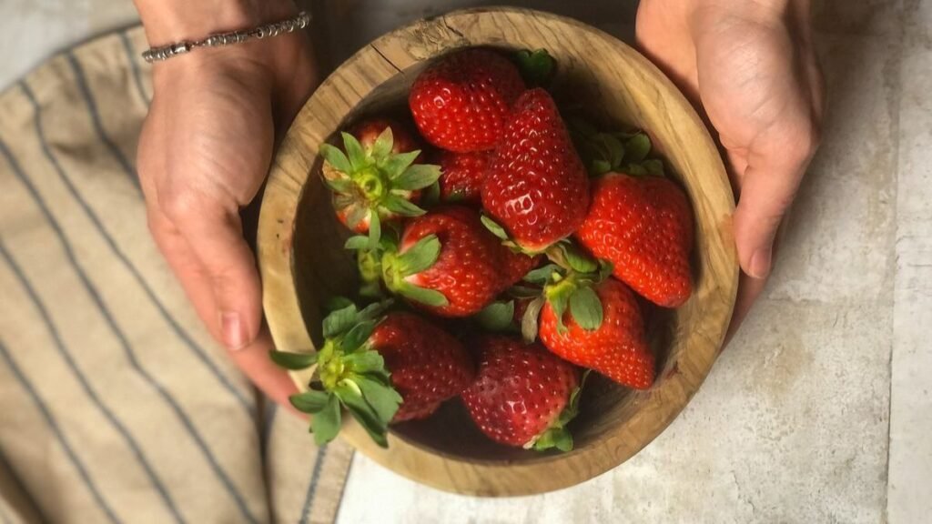 Non in frigo né nel cestino della frutta ecco il posto migliore per conservare le fragole più a lungo senza farle marcire