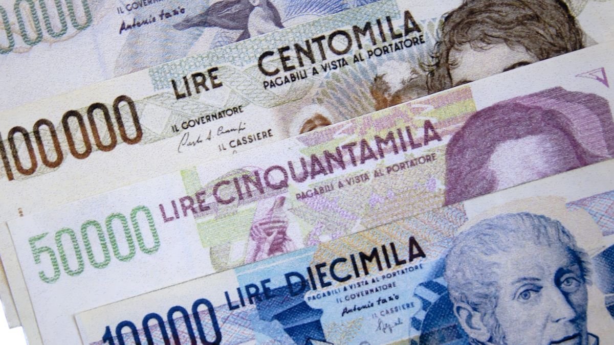 Torna a casa dei nonni per sistemarla e in un comò trova mezzo miliardo di lire